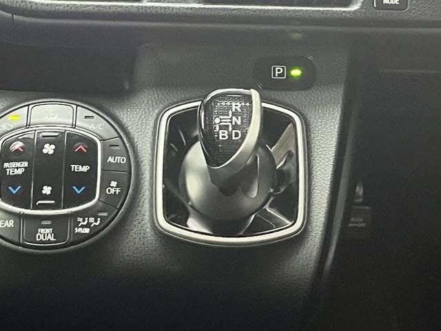 TOYOTA NOAH HYBRID 2015