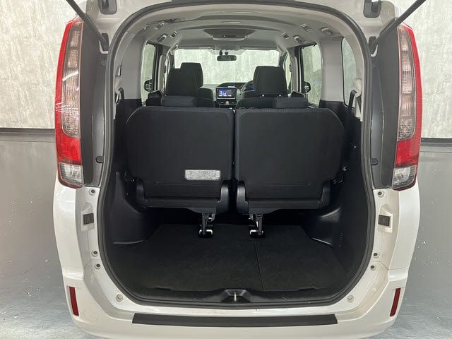 TOYOTA NOAH HYBRID 2015