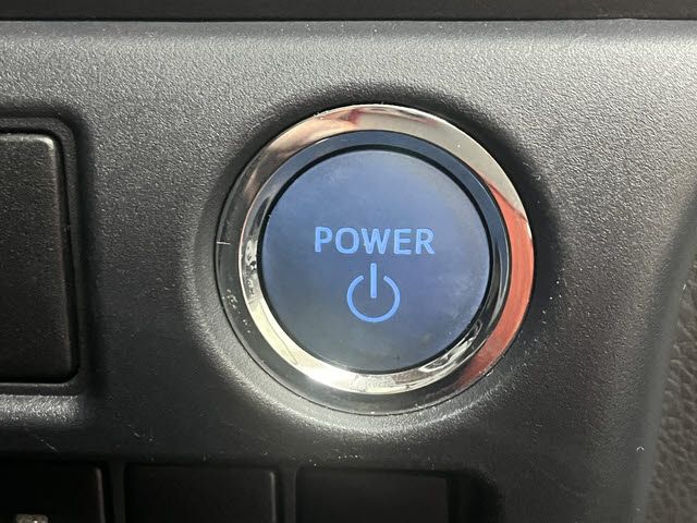 TOYOTA NOAH HYBRID 2015