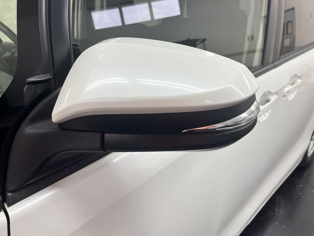 TOYOTA NOAH HYBRID 2015