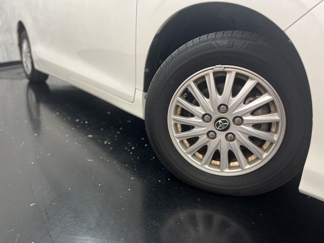 TOYOTA NOAH HYBRID 2015