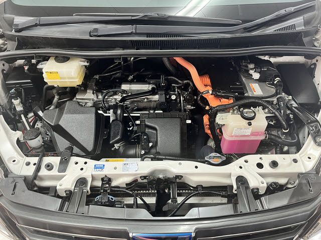 TOYOTA NOAH HYBRID 2015