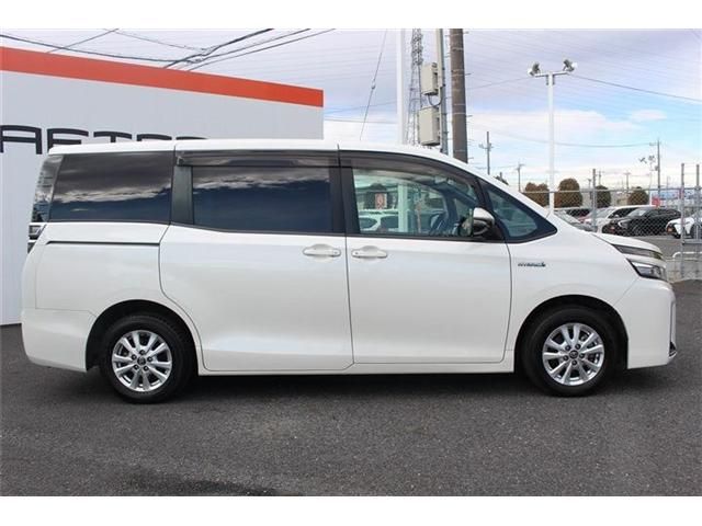 TOYOTA VOXY HYBRID 2017