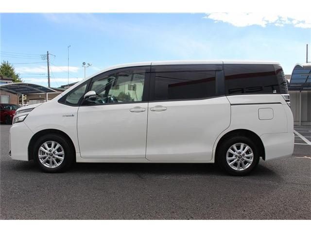 TOYOTA VOXY HYBRID 2017