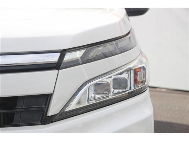 TOYOTA VOXY HYBRID 2017