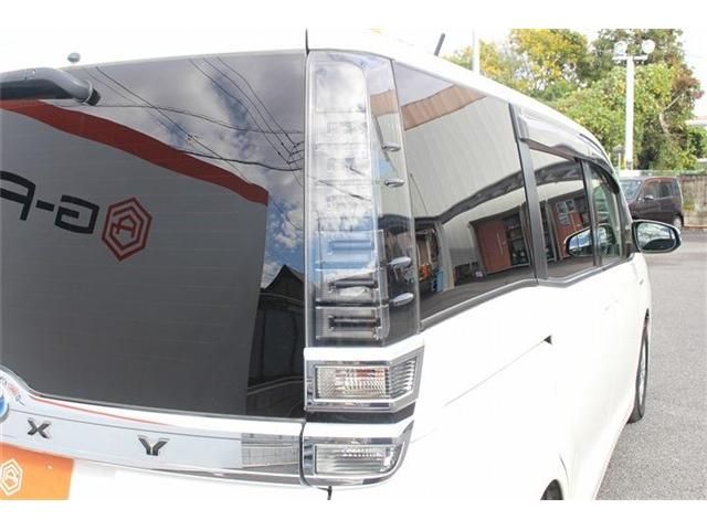 TOYOTA VOXY HYBRID 2017