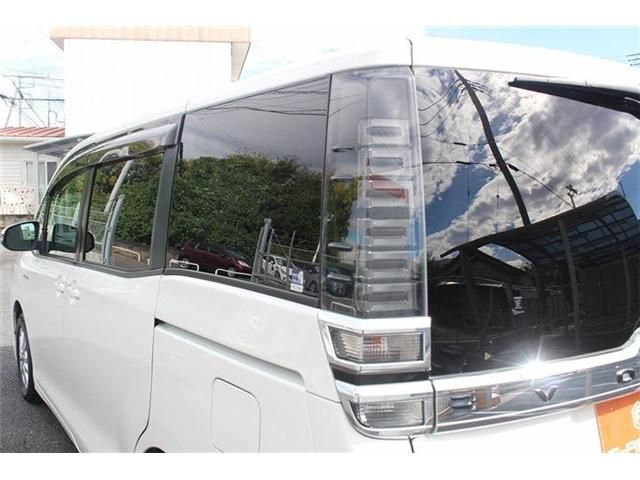 TOYOTA VOXY HYBRID 2017