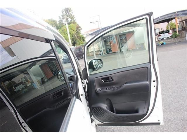 TOYOTA VOXY HYBRID 2017