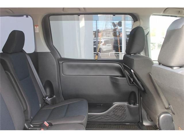 TOYOTA VOXY HYBRID 2017