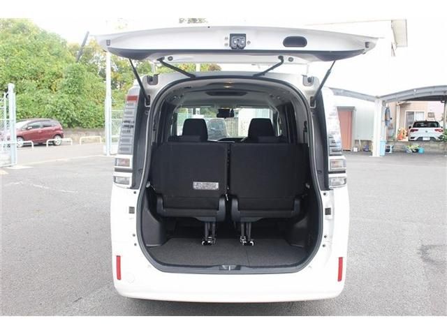 TOYOTA VOXY HYBRID 2017