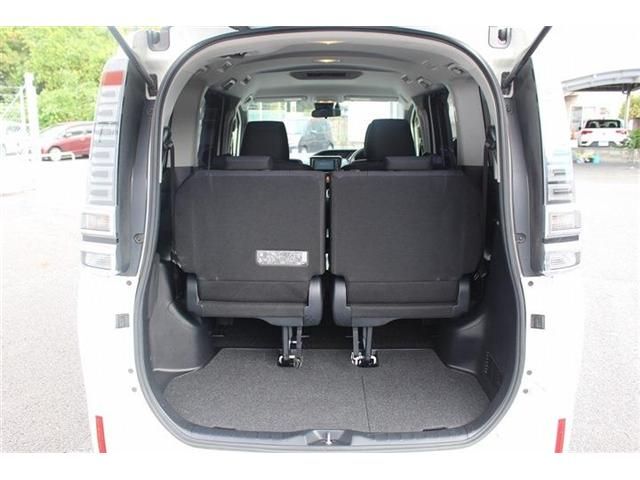 TOYOTA VOXY HYBRID 2017