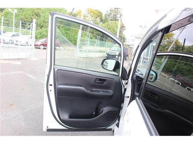 TOYOTA VOXY HYBRID 2017