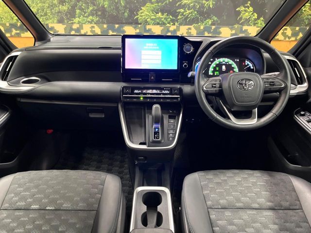 TOYOTA VOXY HYBRID 2023