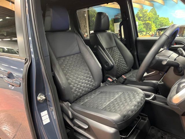 TOYOTA VOXY HYBRID 2023