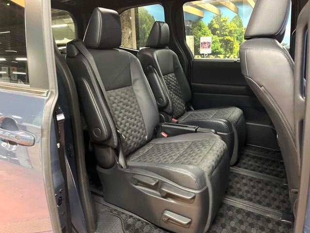 TOYOTA VOXY HYBRID 2023