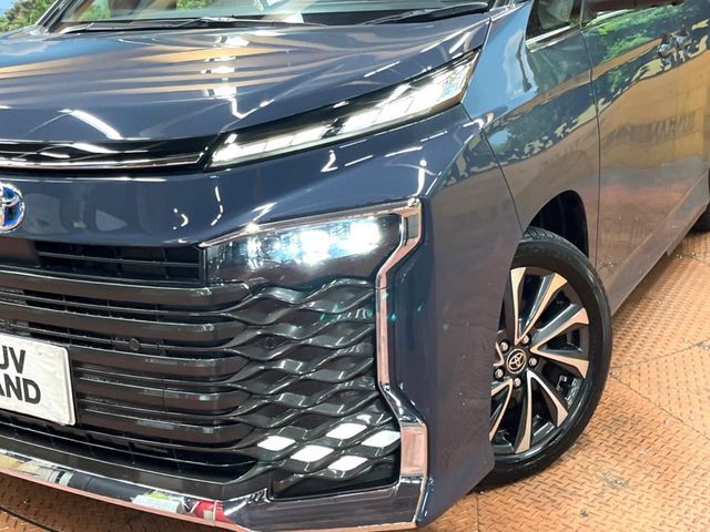 TOYOTA VOXY HYBRID 2023