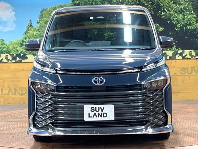 TOYOTA VOXY HYBRID 2023