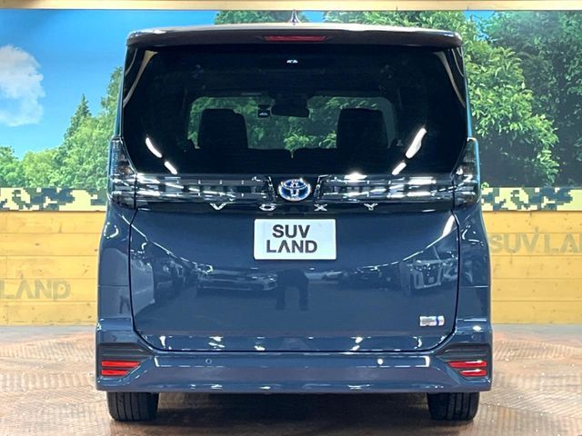 TOYOTA VOXY HYBRID 2023