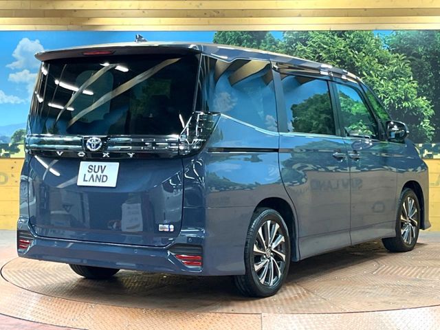 TOYOTA VOXY HYBRID 2023