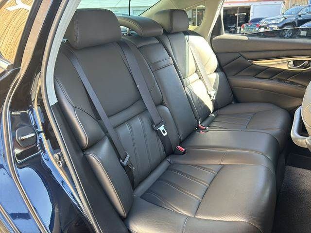 NISSAN FUGA HYBRID 2015