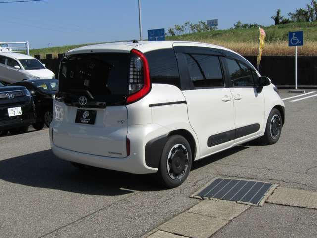 TOYOTA SIENTA HYBRID 2022
