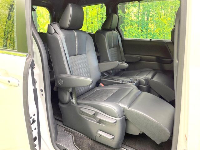 TOYOTA NOAH HYBRID 2023