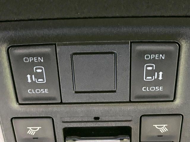 TOYOTA NOAH HYBRID 4WD 2022