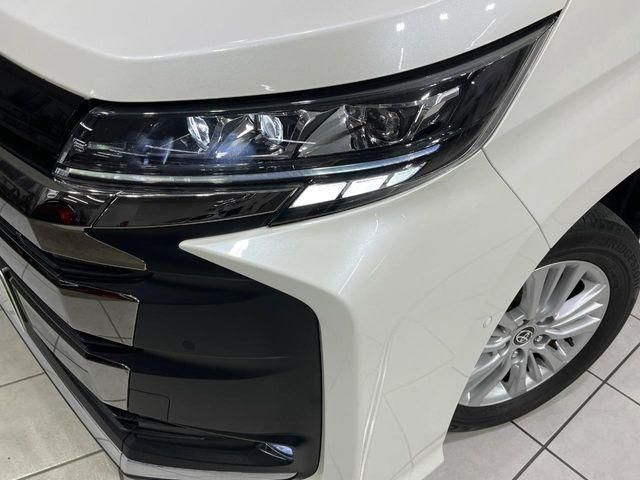 TOYOTA NOAH HYBRID 4WD 2022