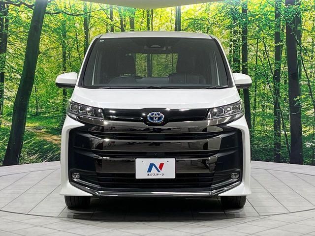 TOYOTA NOAH HYBRID 4WD 2022