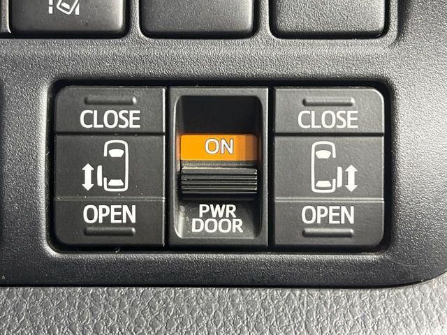 TOYOTA VOXY 4WD 2018