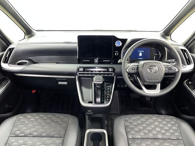 TOYOTA VOXY HYBRID 2023