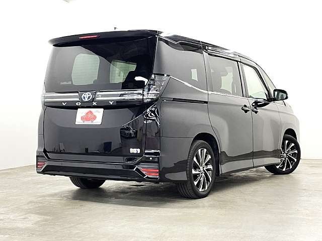 TOYOTA VOXY HYBRID 2023