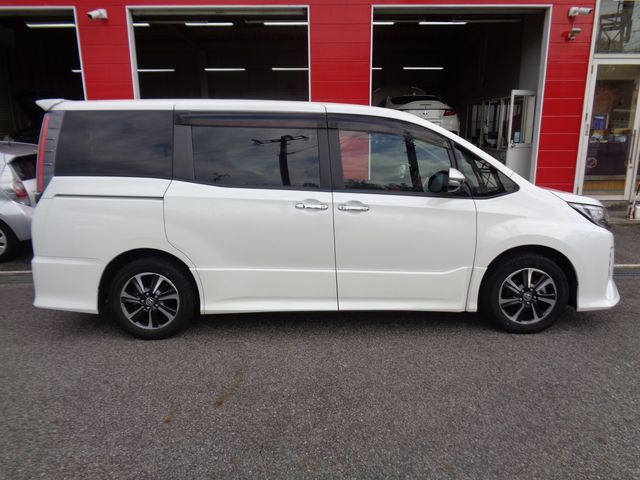 TOYOTA NOAH 2018