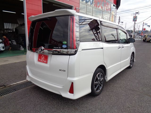 TOYOTA NOAH 2018