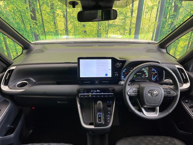 TOYOTA VOXY HYBRID 2024