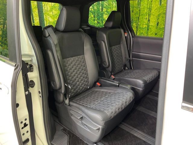 TOYOTA VOXY HYBRID 2024