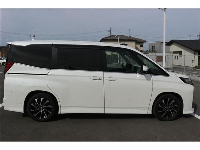 TOYOTA NOAH 2022