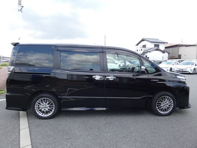 TOYOTA VOXY HYBRID 2018