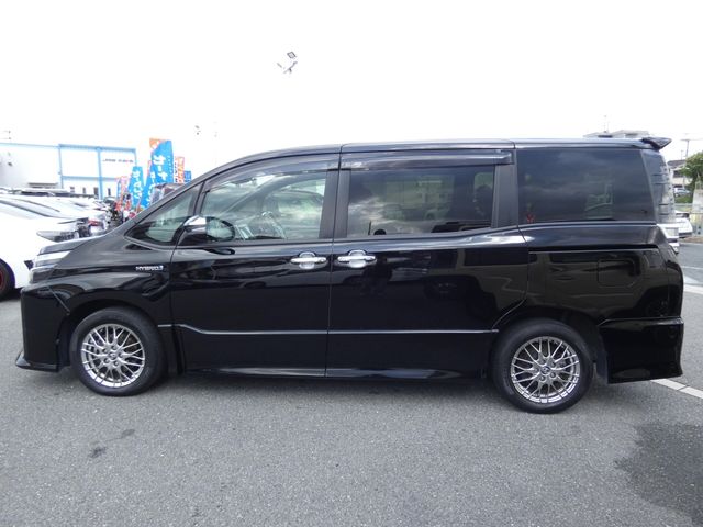 TOYOTA VOXY HYBRID 2018