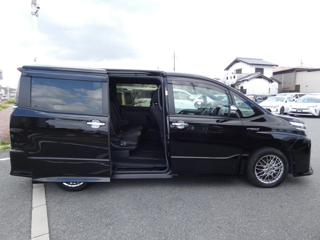 TOYOTA VOXY HYBRID 2018