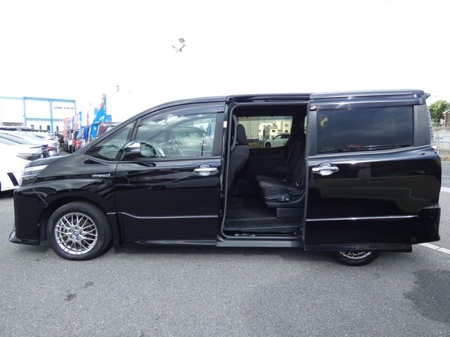 TOYOTA VOXY HYBRID 2018