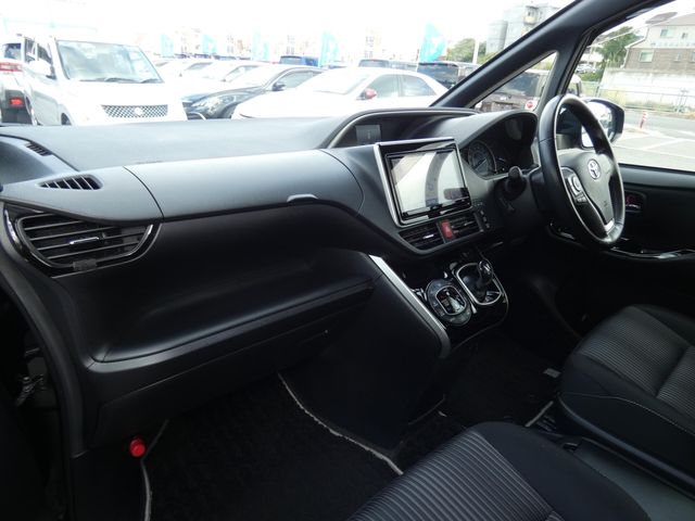 TOYOTA VOXY HYBRID 2018