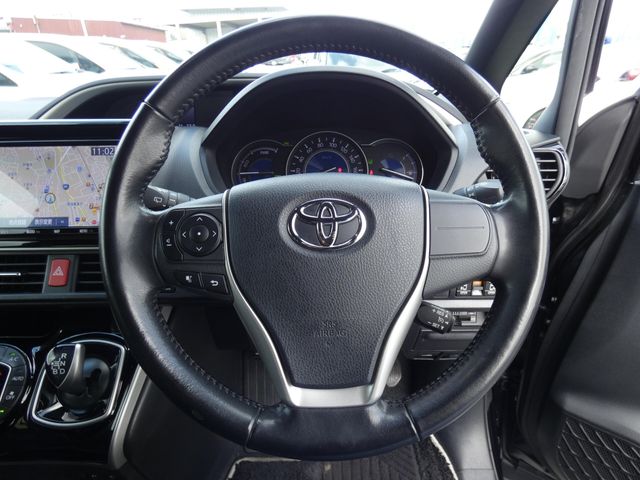 TOYOTA VOXY HYBRID 2018