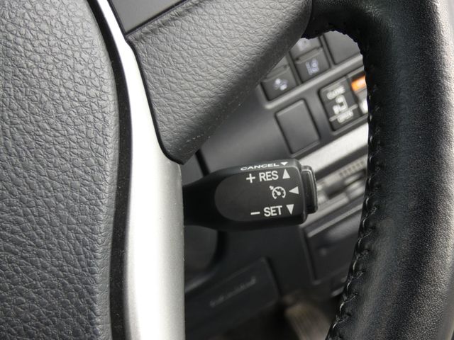 TOYOTA VOXY HYBRID 2018