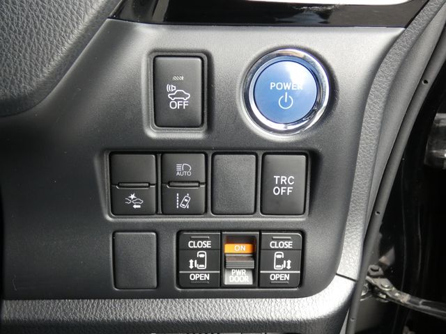 TOYOTA VOXY HYBRID 2018