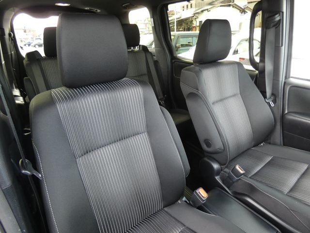 TOYOTA VOXY HYBRID 2018