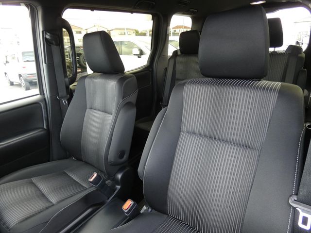 TOYOTA VOXY HYBRID 2018