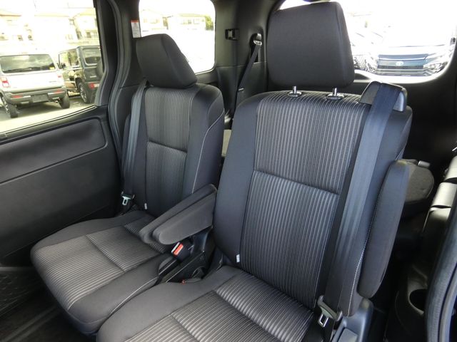 TOYOTA VOXY HYBRID 2018