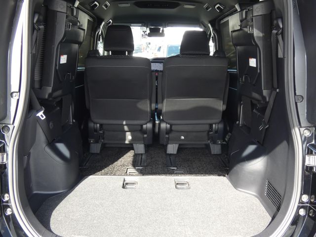 TOYOTA VOXY HYBRID 2018