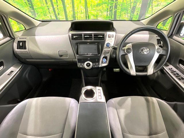 TOYOTA PRIUS Alpha 2012